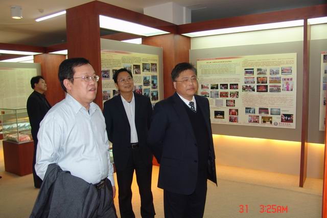 参观我校闽南文化办学特色展